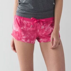 Lululemon Women’s Hotty Hot Short 2.5” in Tidal Trip Boom Juice/Boom Juice 4